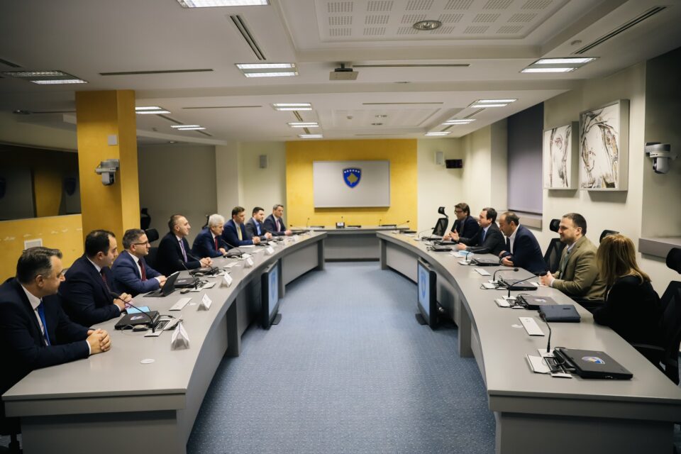 Ахмети на средба со Курти во Приштина: Од витално значење е Косово и Македонија да го продолжат патот на развој и интеграција во ЕУ