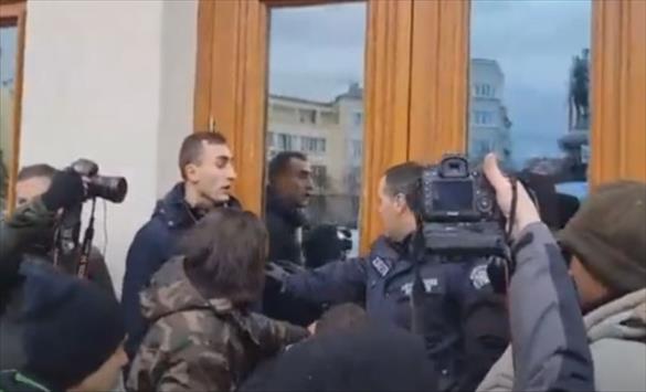 Тројца бугарски полицајци повредени во протестите пред Парламентот во Софија