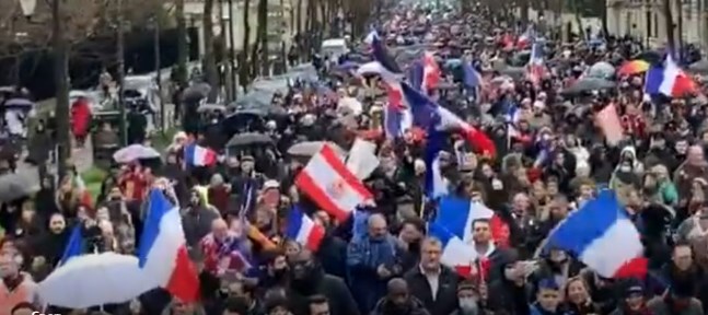 Франција на нозе: Синдикатите повикуваат на штрајк во транспортот