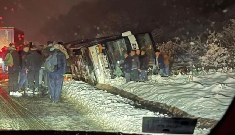 Автобус полн со патници се преврте кај Крушевац, повредените патници транспортирани во болница