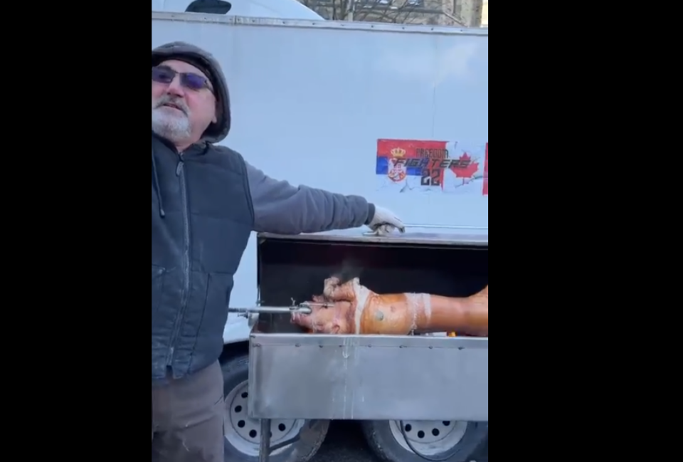 Срби печеа прасе на ражен пред парламентот во Отава