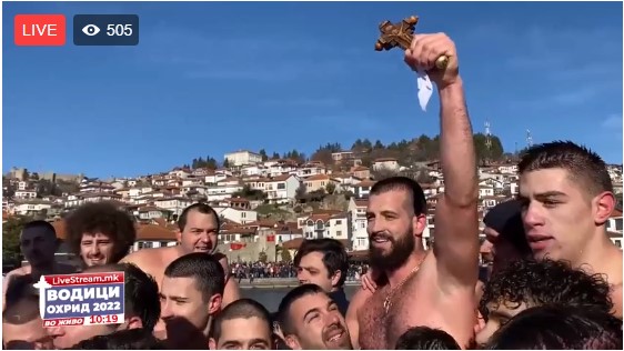 Мартин Гоџоски го фати крстот во Охрид