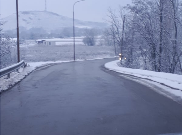 Зимската служба во Карпош интензивно работи на расчистување на улиците во надлежност на општината