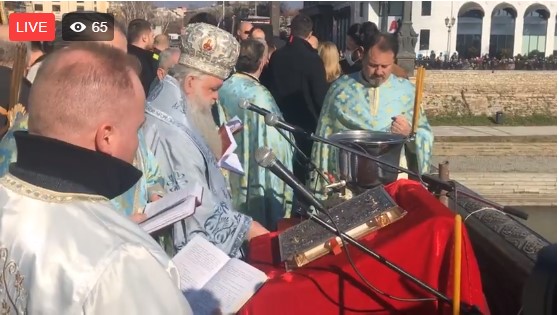 Следете во живо: Осветување на водите на Вардар и положување на светиот крст во Скопје