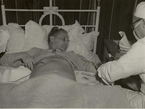 Додека Тито бил на смртна постела во болница неговите доктори и обезбедување изеле сто килограми месо и испиле 90 шишиња виски
