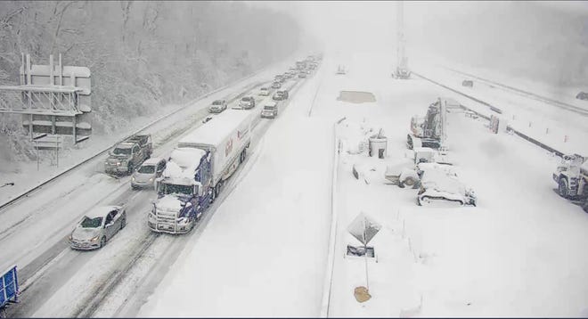И натаму илјадници заглавени по автопатoт И-95 околу главниот град поради снегот