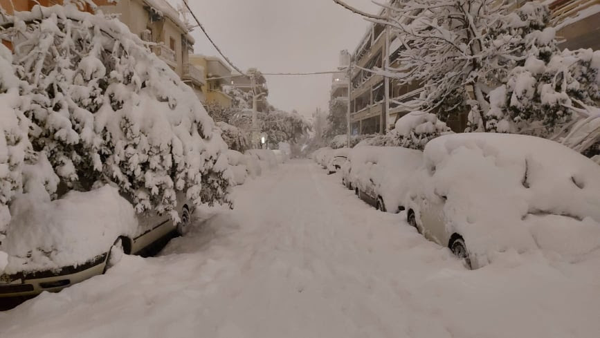 Повеќе населби без струја, стотици возила се уште заглавени: Во Атина прогласен втор неработен ден поради снегот