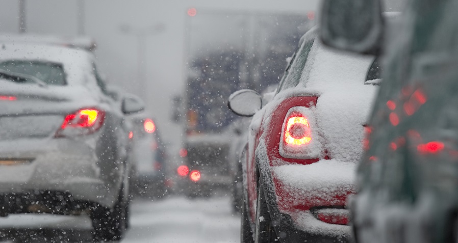 Загрејте го автомобилот, без нагло забрзување и кочење, на мраз возете во втора: Совети за безбедно возење во зимски услови