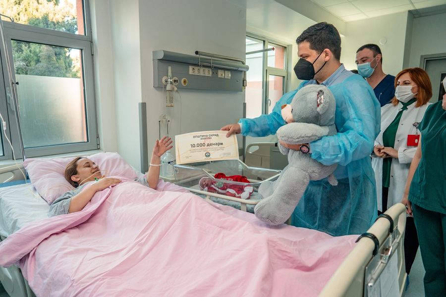 Првото новороденче во Охрид е машко, градоначалникот Пецаков ги посети мајката и бебето