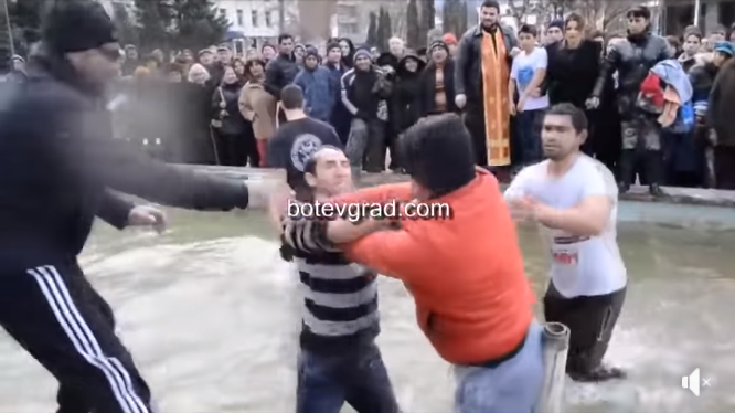 Положен крстот, летаа боксови: Жестока бугарска тепачка за Водици