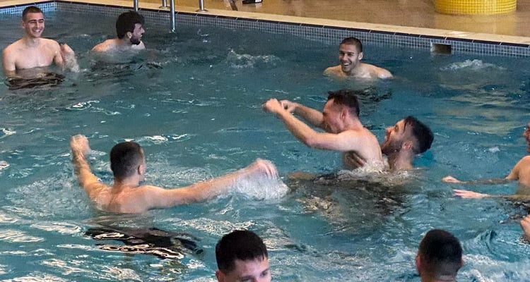 Фудбалерите на Брегалница се фрлаа по крстот во базен во Анталија