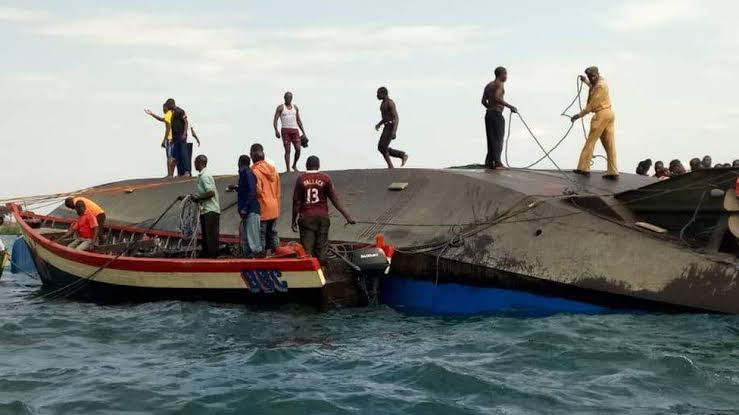 Девет луѓе загинаа, а десетици се исчезнати при бродолом во Индискиот Океан
