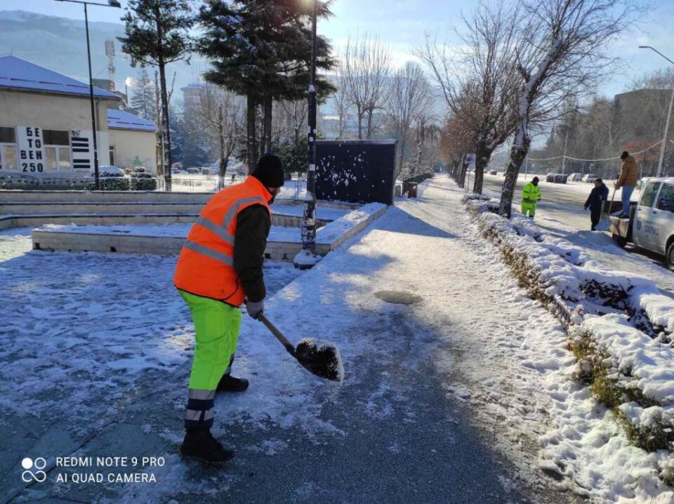 Oд рано утрово службите на терен го чистат снегот во Охрид