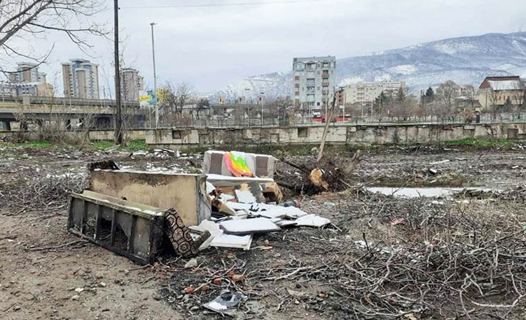 Исчистете си ги дворовите: Град Скопје почна акција за казнување за приватни депонии