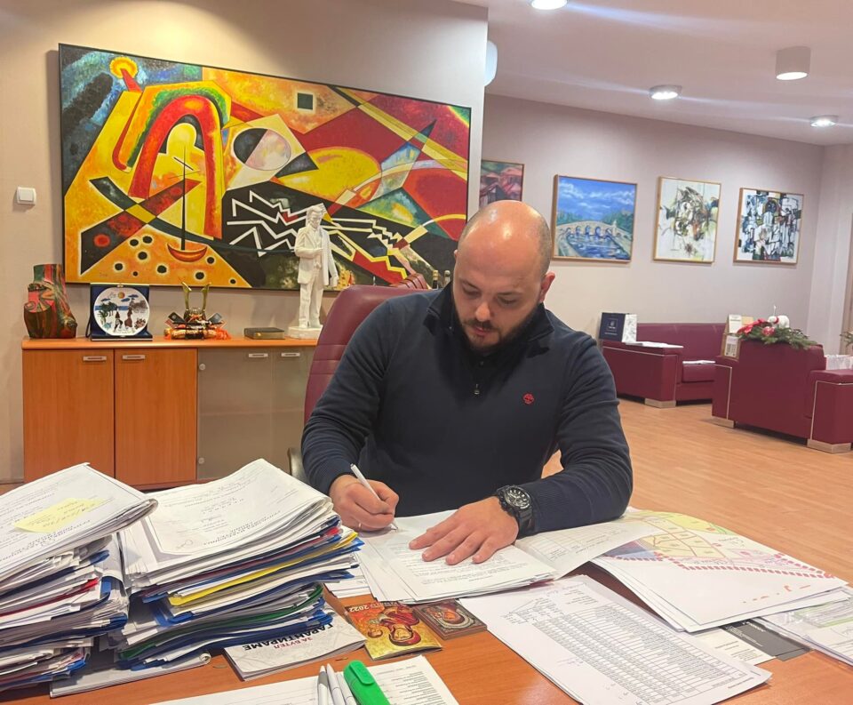 Костовски почна со потпишување на решенијата за легализација во Бутел