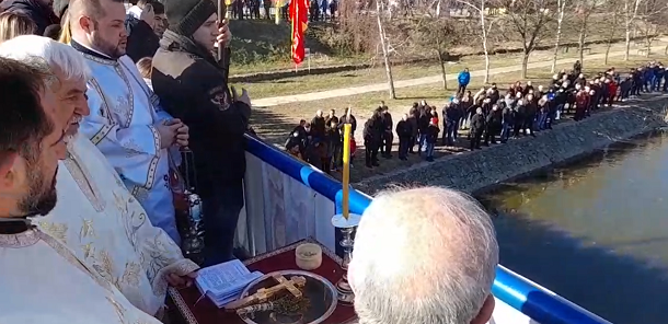 Следете во живо: Положување на светиот крст во Делчево, Васко Панчевски го извади крстот од водите на Брегалница