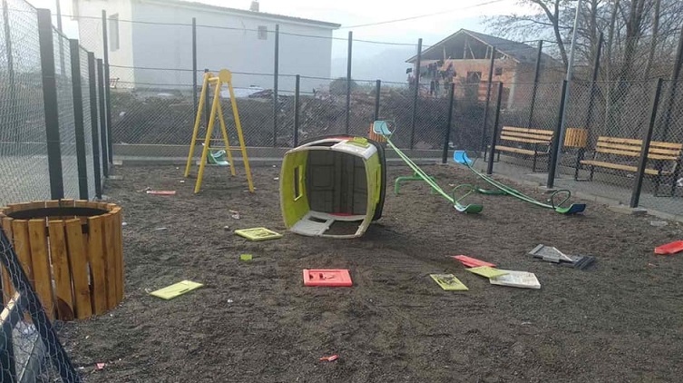 Уништено детското игралиште во Кичево изградено пред една недела