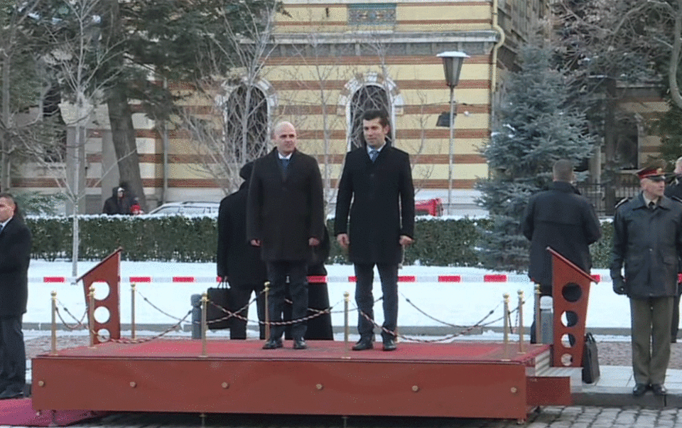 Скоро цела влада го придружува Ковачевски во Софија, пречекани со највисоки државни почести