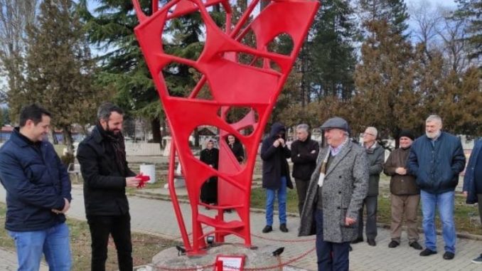 Скулпторот Џезаир Реџепи на Гостивар му подари скулптура