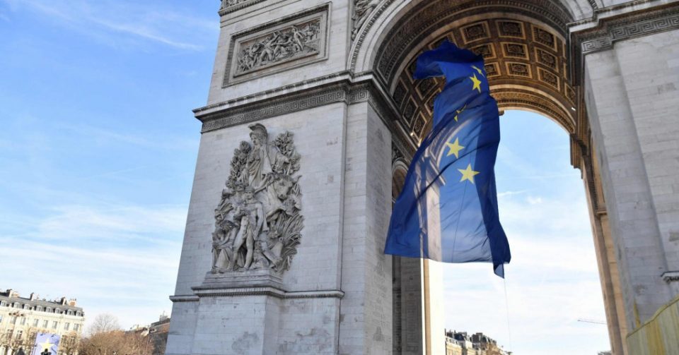 Знамето на ЕУ отстрането од Триумфалната капија во Париз по жестоките критики на десничарите