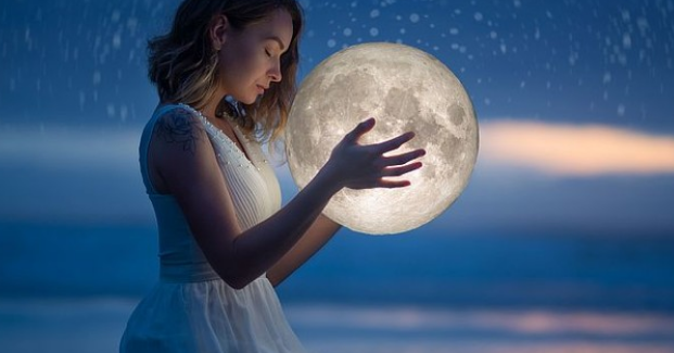 Првата млада Месечина во 2022 година беше на 2 јануари, во знакот на Јарец, таа е симбол на нов почеток