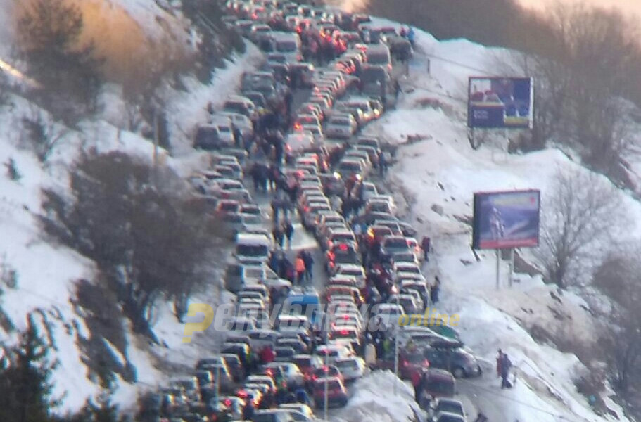 Целосен хаос на Попова Шапка: Заглавени колони возила не можат да се разминат за да заминат од зимскиот центар
