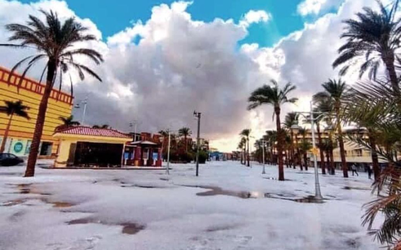 Снег ги изненади туристите во Египет, кои сакаа да ја пречекаат Новата година по куси ракави