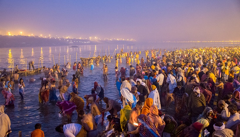 Стотици илјади Индијци влегоа во светата река Ганг и покрај корона вирусот