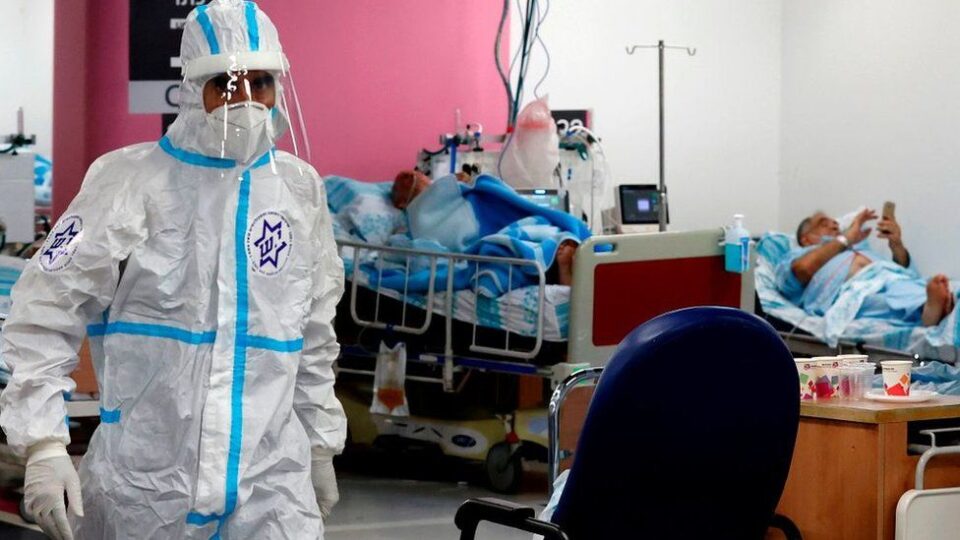 Околу 4.900 здравствени работници во Израел се во карантин, земјата се соочува со сериозен недостиг на медицински персонал