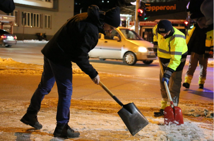 Тетовскиот градоначалник со лопата во рака: Касами кршеше и чистеше мраз на тротоари