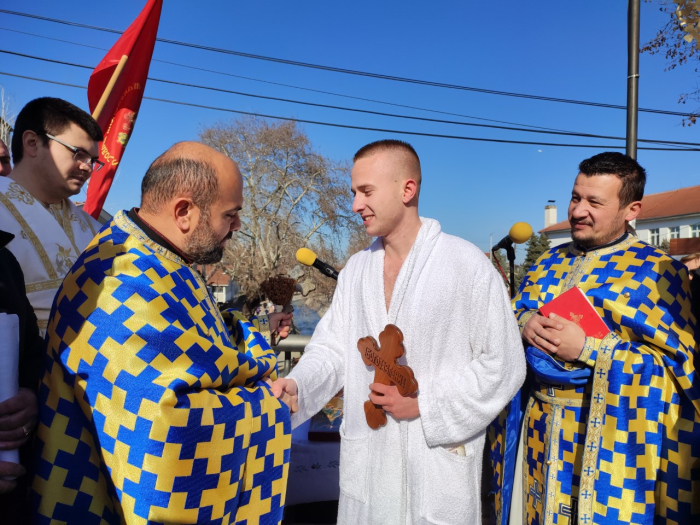 Светиот крст од реката Луда Мара го извади студентот Ѓорѓи Стојков