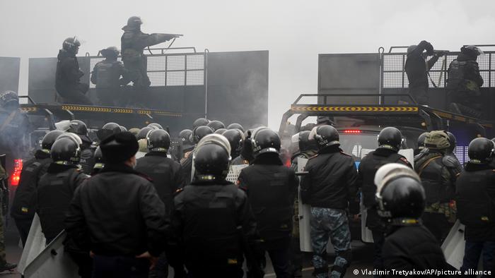 Војската пука врз демонстрантите во Казахстан