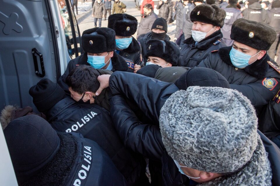 Во Казахстан приведени 7.939 лица поради минатонеделните немири