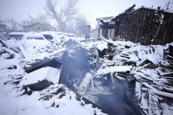 Речиси илјада куќи уништени во шумски пожар во Колорадо, тројца исчезнати