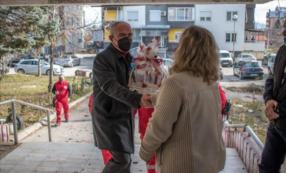 Битолскиот градоначалник за Божик меѓу бездомниците