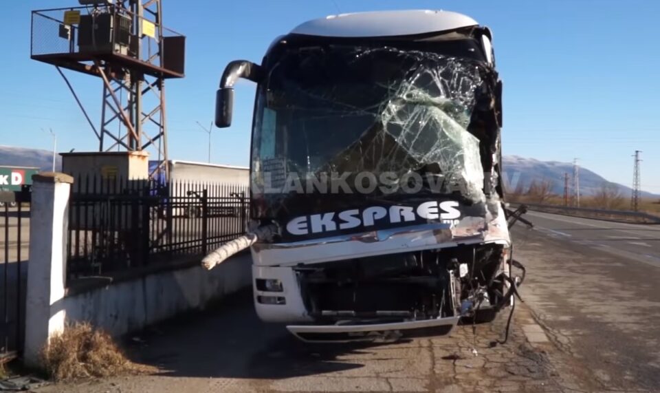 Дрво остана забиено во шофершајбната: Видео од автобусот по несреќата во Бугарија во која повредени се 29 лица