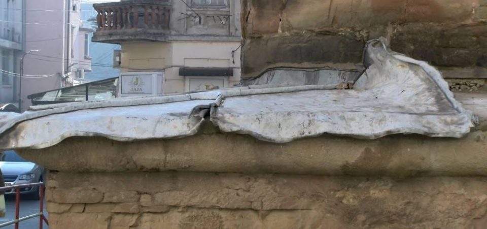 Украдени автентичните оловни плочи од кровот на Безистенот во Штип