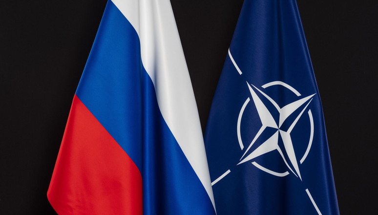 Русија: НАТО ги прислушува мобилните телефони на граѓаните