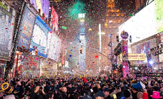 Светот втора година по ред ја дочека Новата година со ковид мерки и огномети
