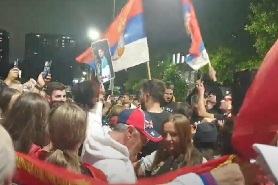 Се веат српски, македонски и грчки знамиња: Многу фанови на Ноле, бараат негово ослободување