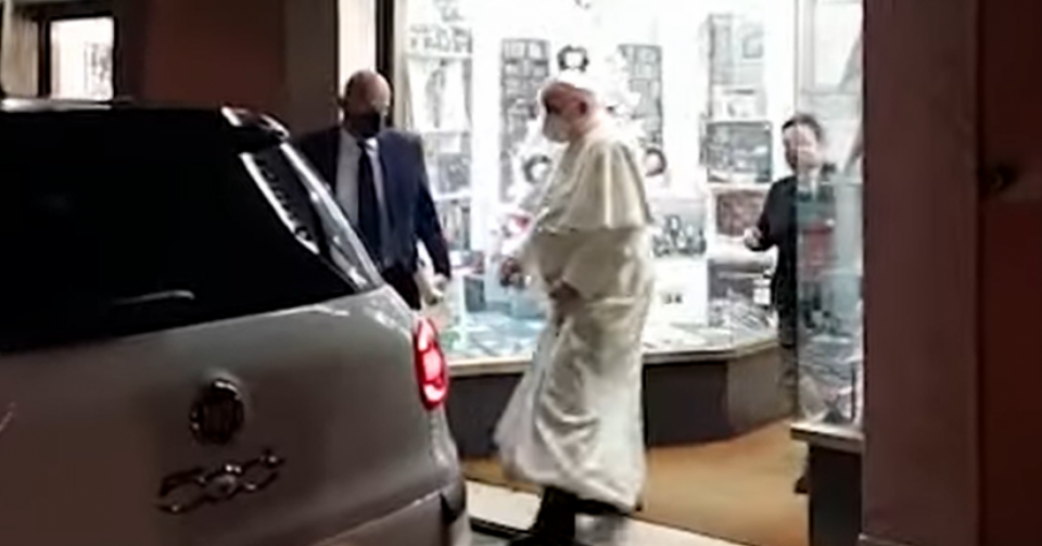 Папата Франциско на шопинг во Рим: Купил ЦД со класична музика