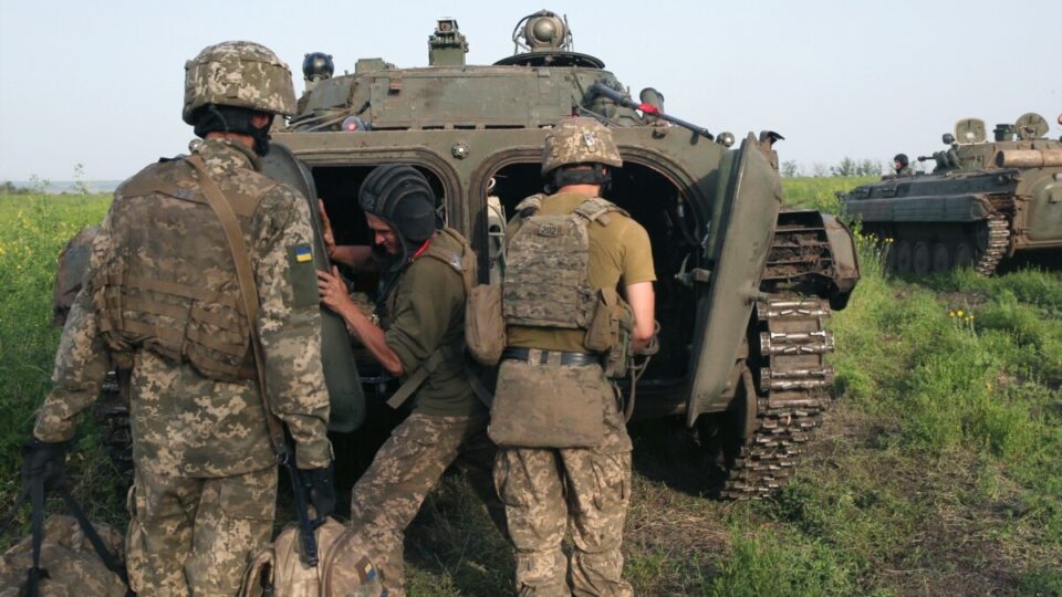 Чешка ѝ донира на Украина 4.000 артилериски гранати