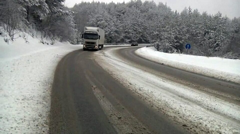 Слаб снег на патниот правец Страцин – Куманово