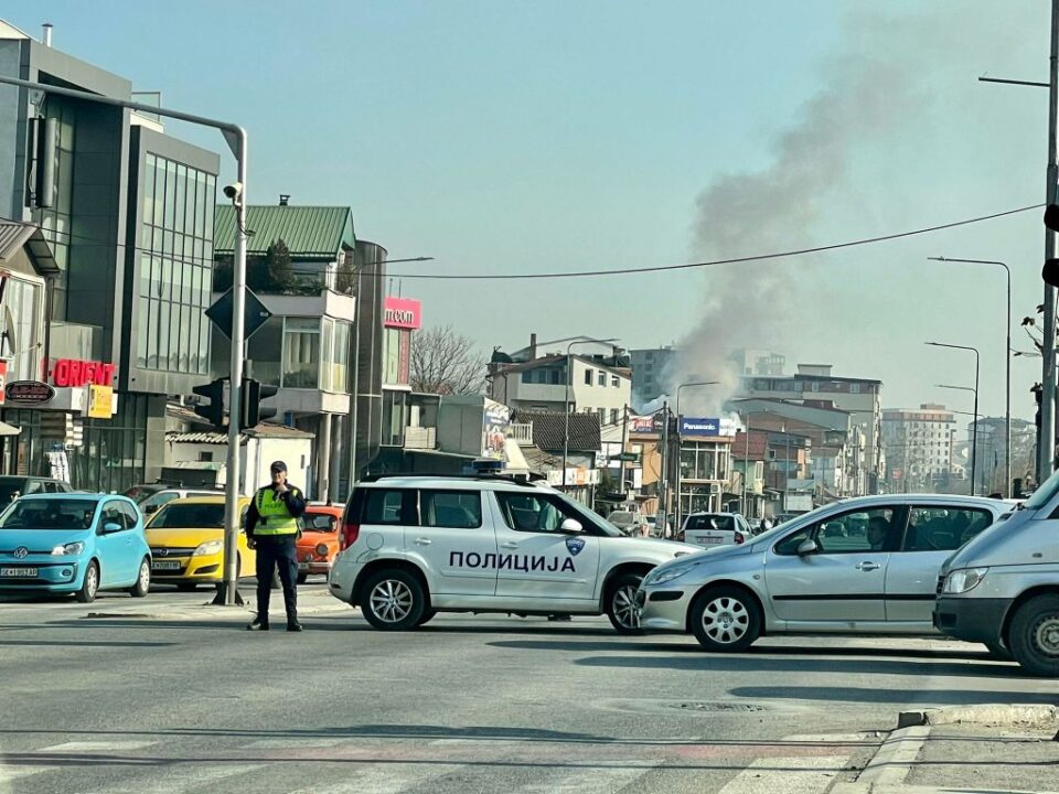 Голем пожар на „Пластичарска“ – улицата затворена за сообраќај