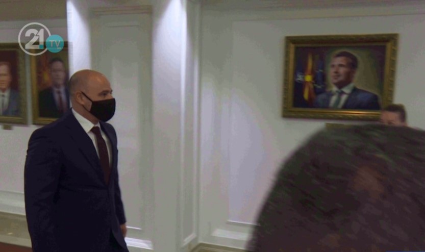 Портрет од Заев поставен во Владата