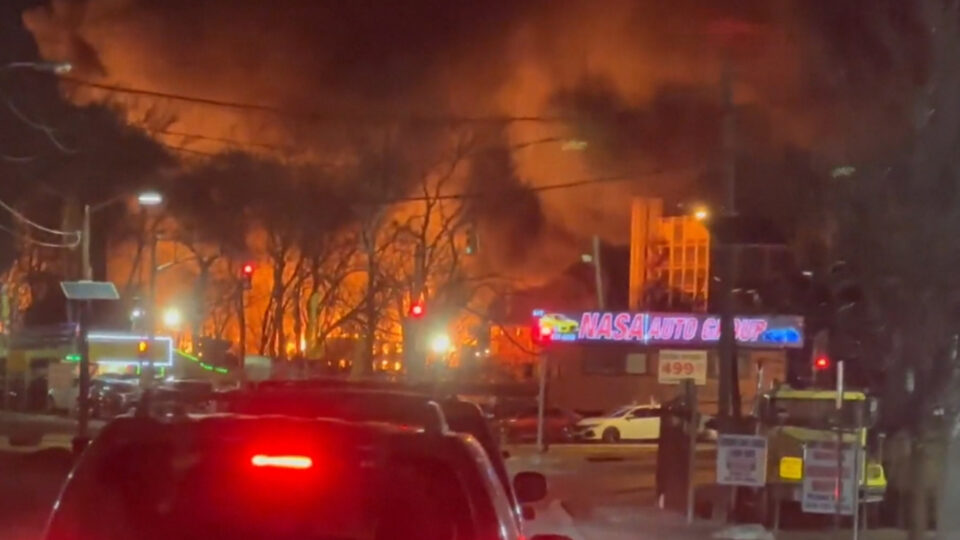 Драматична ноќ во Њу Џерси: Пожар во фабрика се приближува до складиште на токсични хемикалии