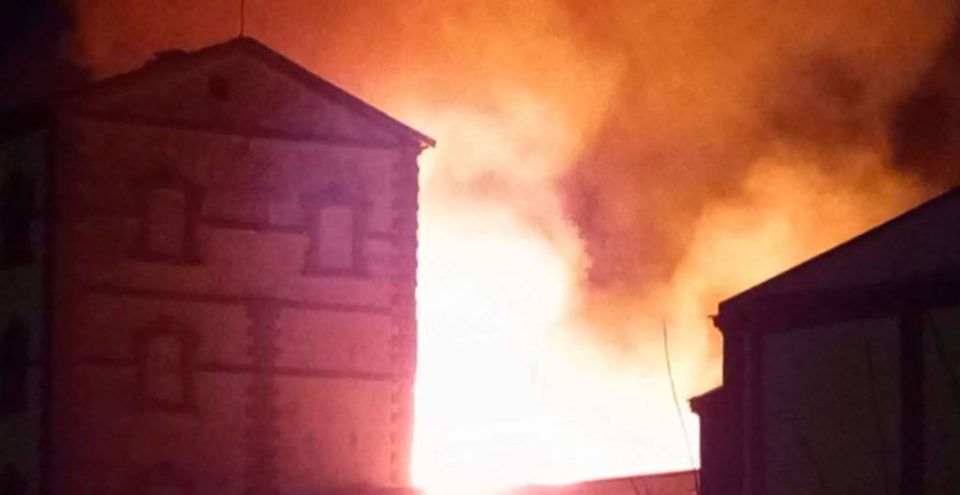 Двајца вработени биле во фабриката кога избувнал пожарот, покривот бил пеплосан за 15 минути