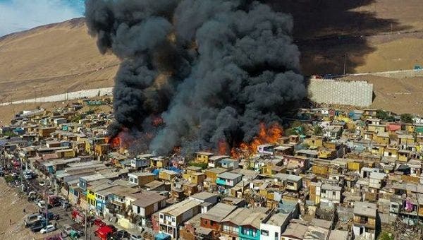 Огромен пожар во сиромашен кварт во чилеанскиот град Икике, изгореле најмалку 100 куќи