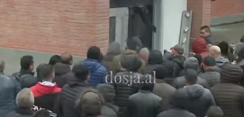 Гори во Тирана: Приврзаниците на Сали Бериша сакаа да влезат кај Љуљзим Баша