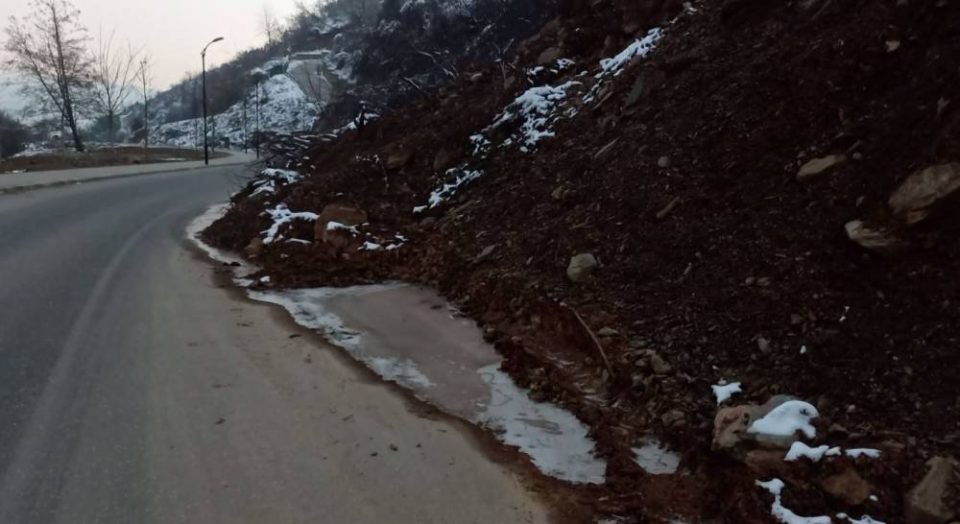 Свлечишта, одрони од камења и земја на Шар Планина: Пределот кон Бањиче небезбеден за пешаците и возачите